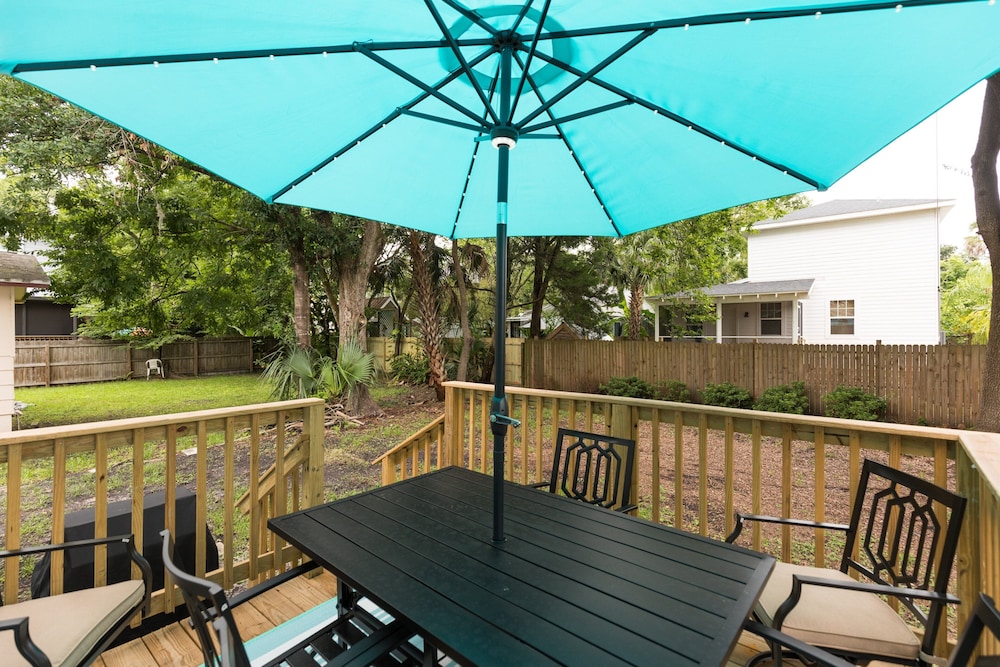 Charming Downtown Cottage 3 Bedroom Home