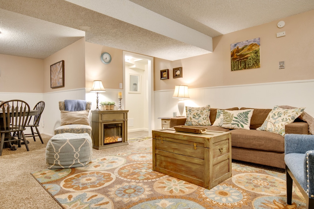 Cozy Lakewood Gem w/ Patio, 8 Mi to Red Rocks! view 4