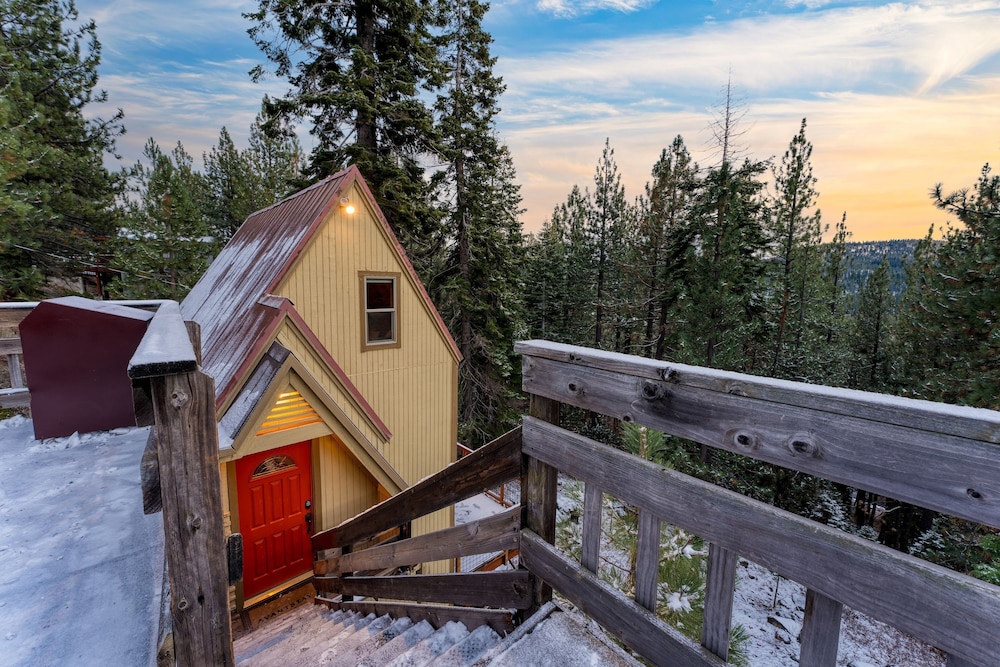 Sierra at Donner Lofted Cabin Minutes to Lake A-frame-inspired Design Deck