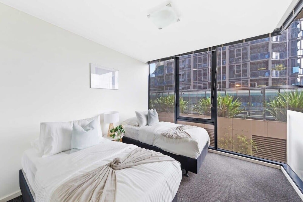 A Large 2BR Apt Near Crown, Sleeps 8, Free Parking