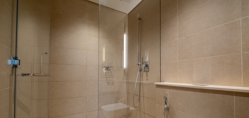 LUX The Marina Gate Sea View Suite 2
