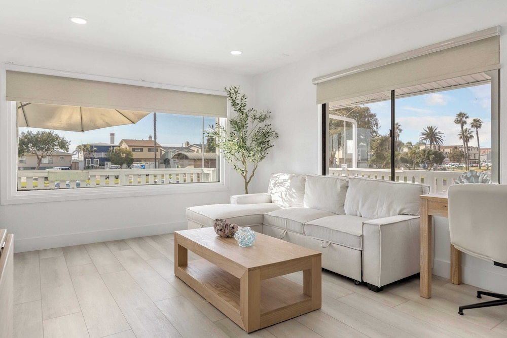 Walk to the Sand! Ocean Views, Balcony & Parking Sunset Surf