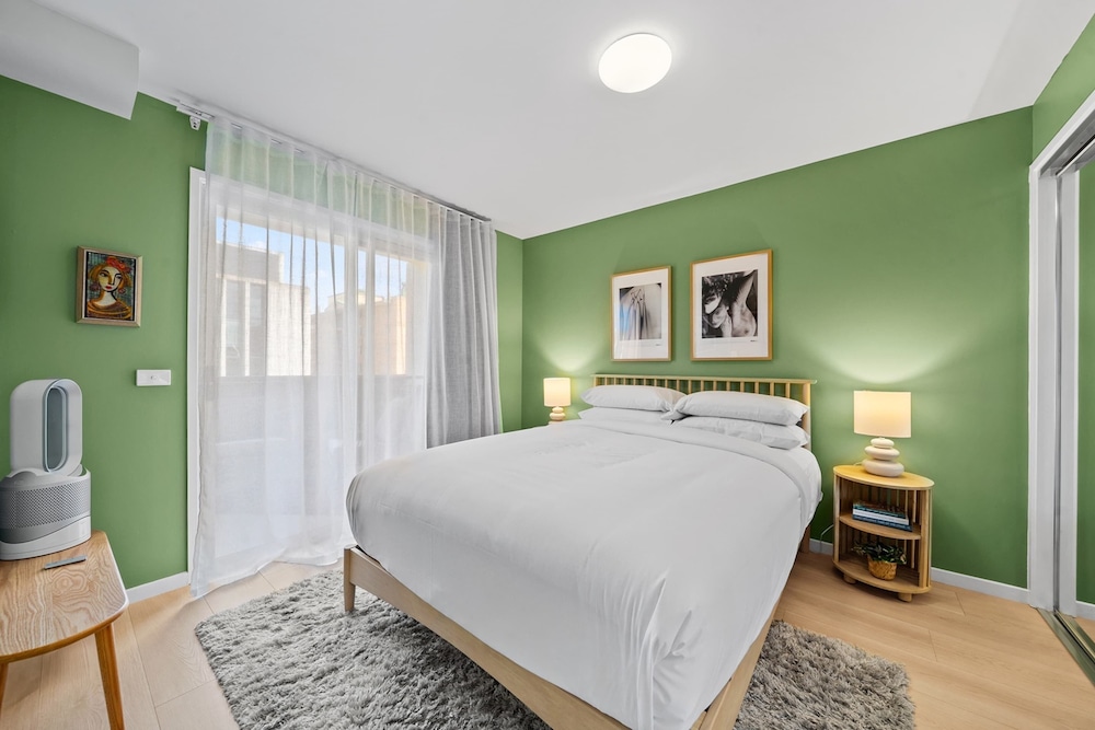 Braddon Retreat: Spacious 1-bed With Parking
