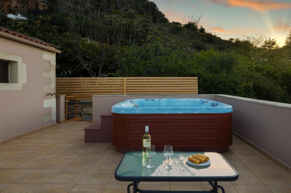 Cozy Holiday Home With Pool and Whirlpool in Maheri