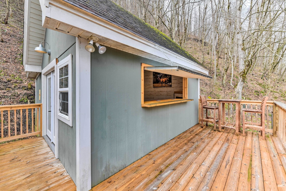 Pet-friendly Home w/ Deck + Mountain Views! view 3
