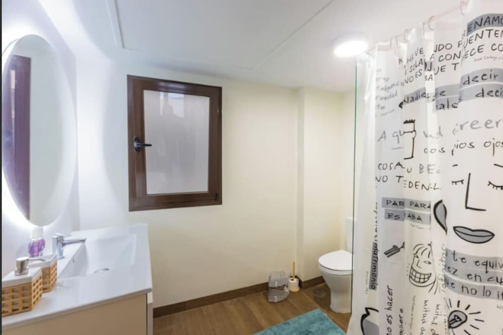 3 Bed Apartment Sleeps 6 - Free Parking & Balcony
