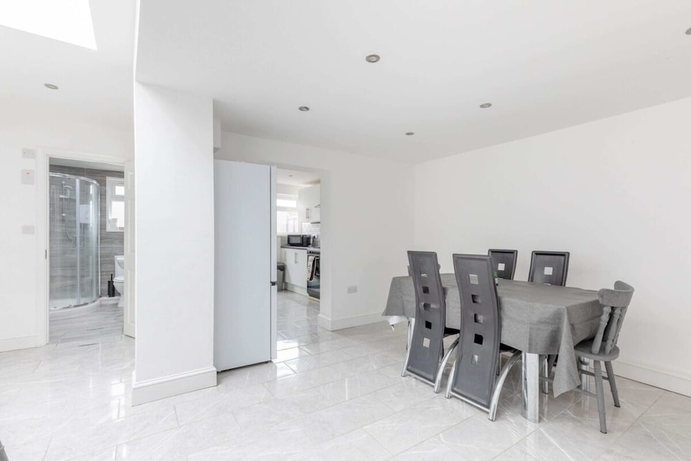 Spacious & Newly Renovated 4BD House East Ham!