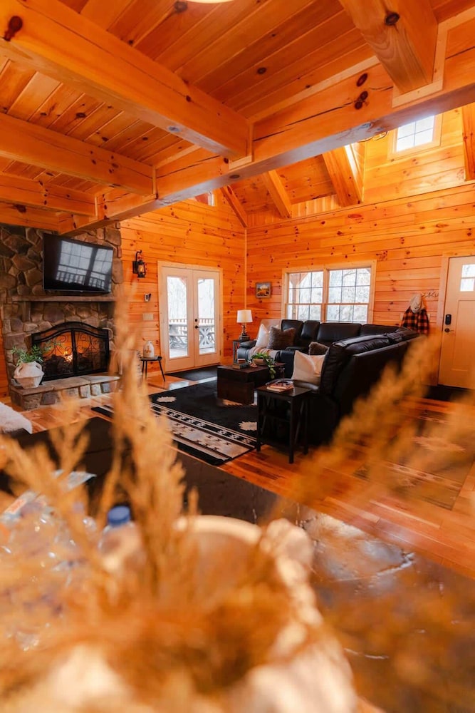 Sleeps 16! Luxury Cabin With Game Room & Hot Tub