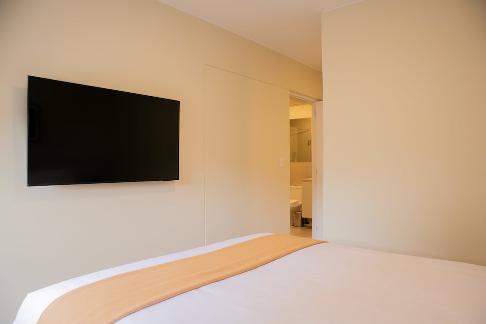 w Chic 1BR Apartment w Scenic Balcony in Central Miraflores