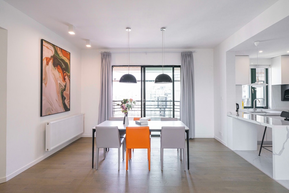 Tyms Elegant 4BR 2BA Apt in Xujiahui