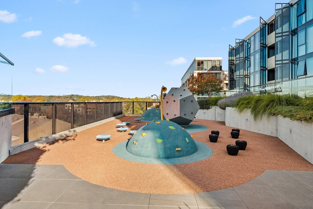 Bright Unit With Secure Parking and Garden Access