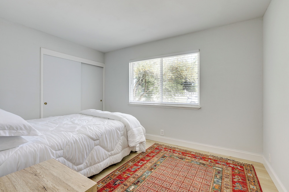 4 Mi to Folsom Lake: Modern Home w/ Patio!