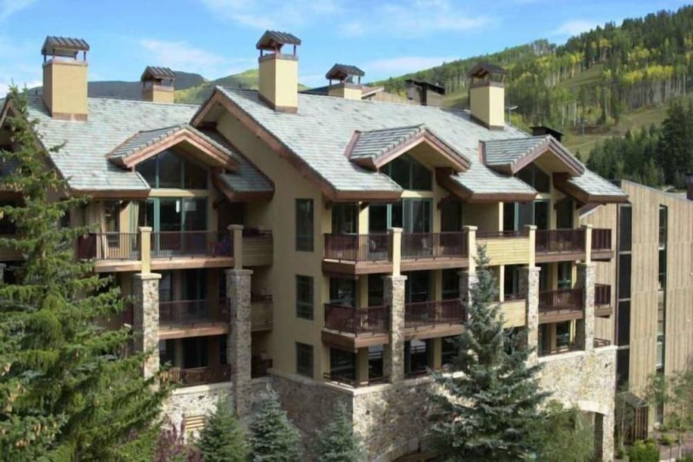 Centrally Located 3 BR in Lionshead Village w/ Pool, Walk to Lift!