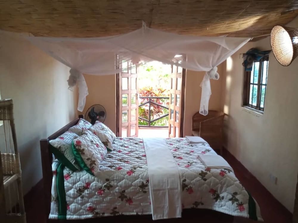 Impeccable 3-bed Cottage in Cape Maclear view 5