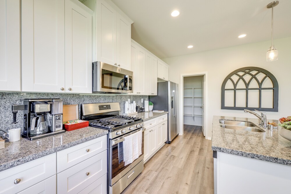Pool Access & Mtn Views: Family Haven in Beaumont!