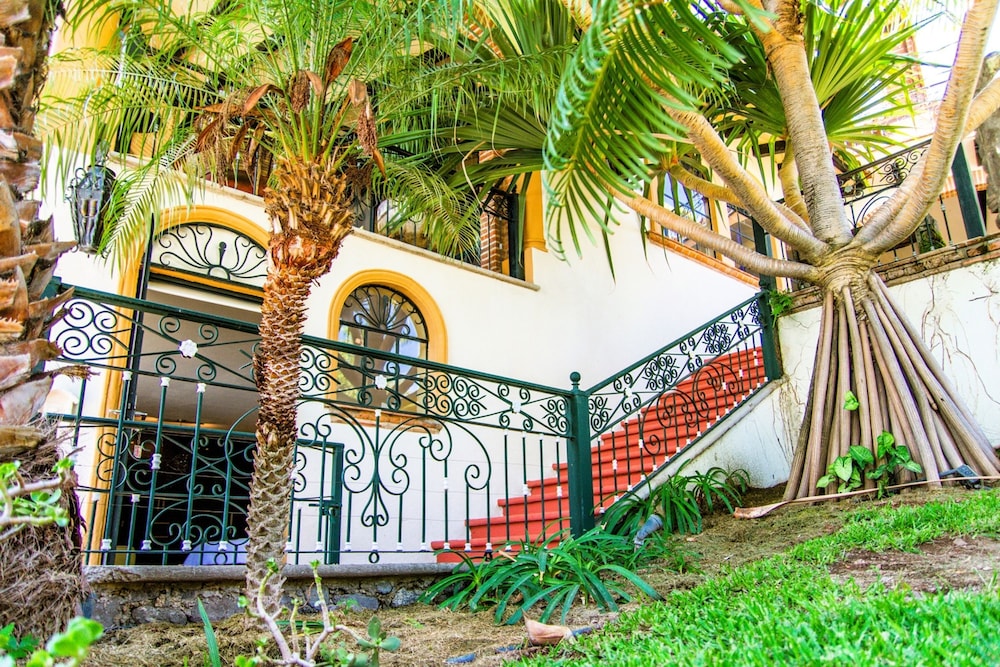 Anana Rancho San Rafael Pool and Lake Views
