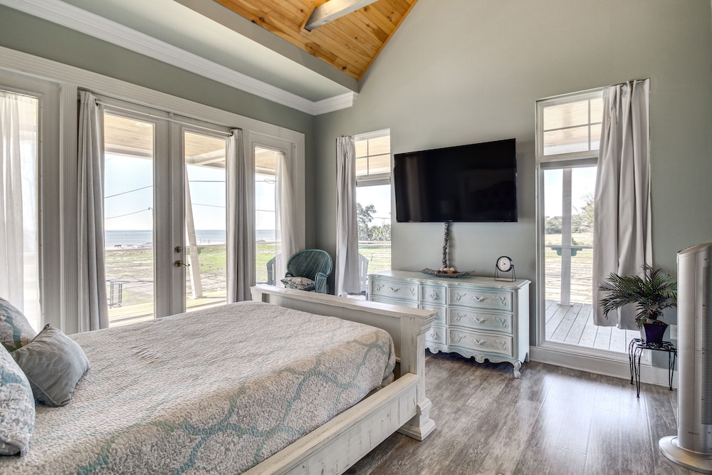 Walk to Beach: Stunning Gulfport Getaway