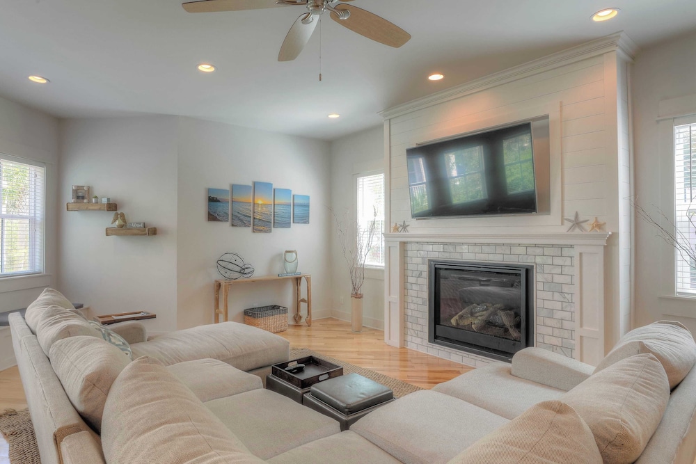 Dunn Inn 2 by Avantstay Walk to Beach, Pool Access, Sleeps 17!