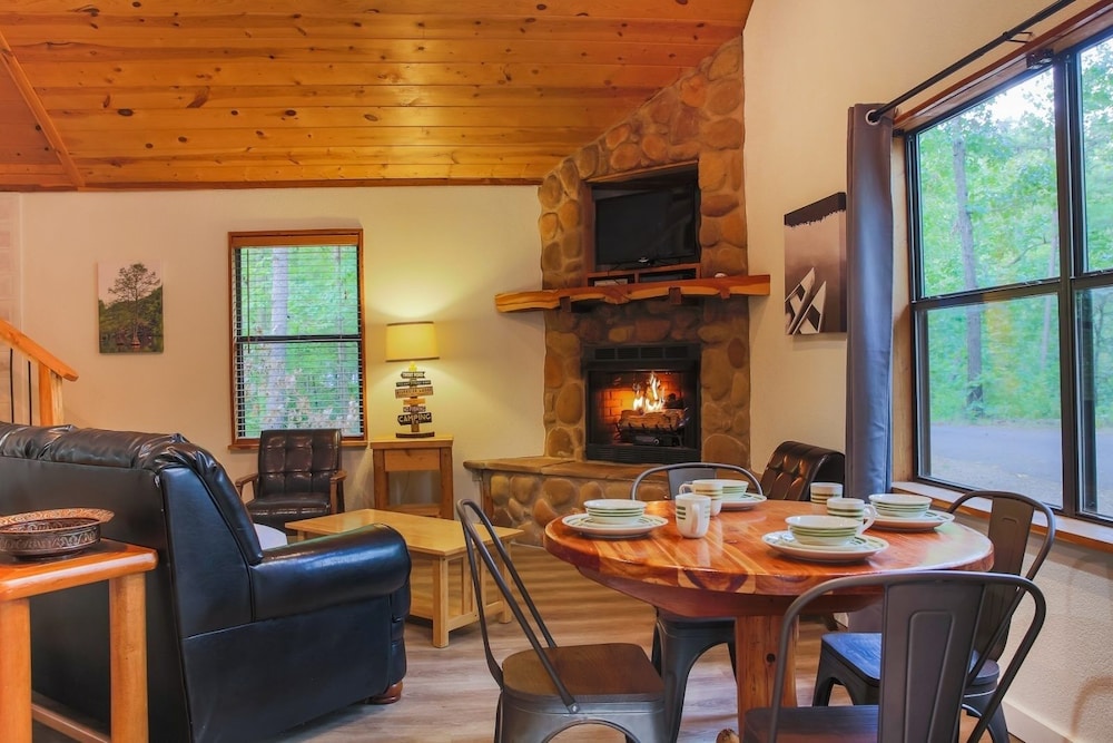 The Trail House At Eagle Ridge 2 Bedroom Cabin by Redawning view 3