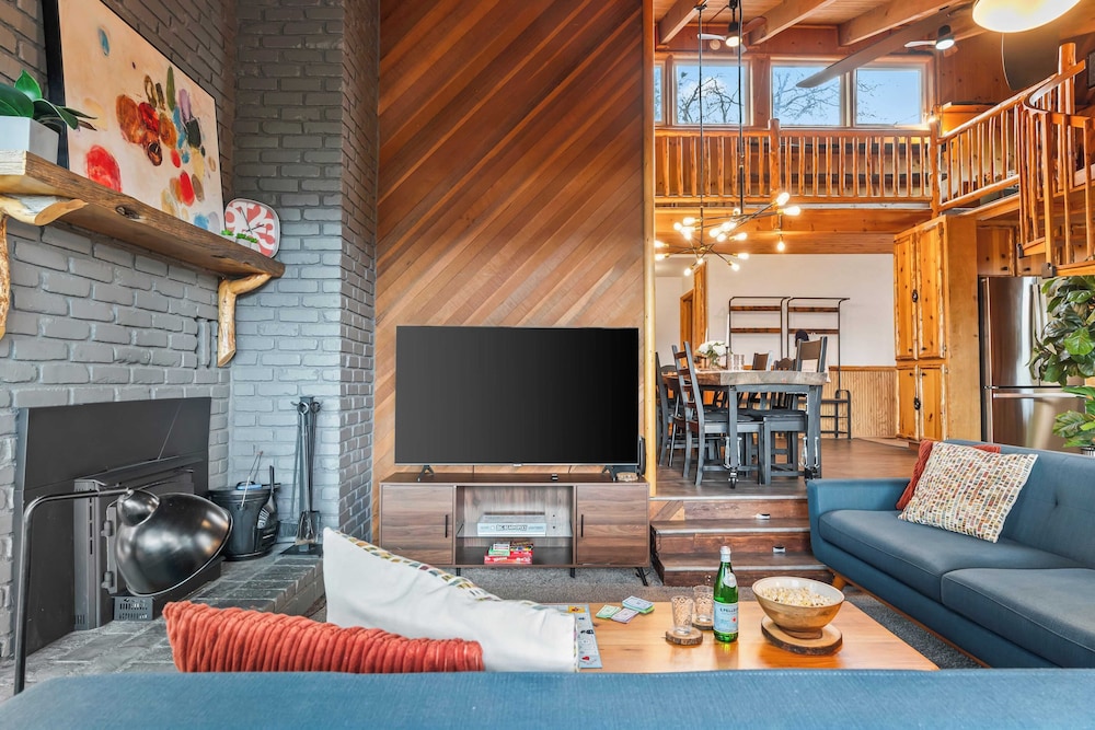 Scenic North Shore Stay w/ Games, Near Snow Summit Lakeview Lodge by Avantstay