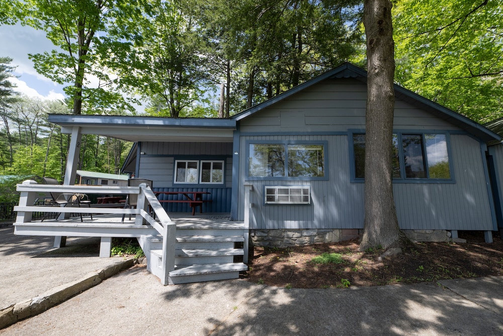 Hotel Depe Dene Lakeside Resort - Image 1