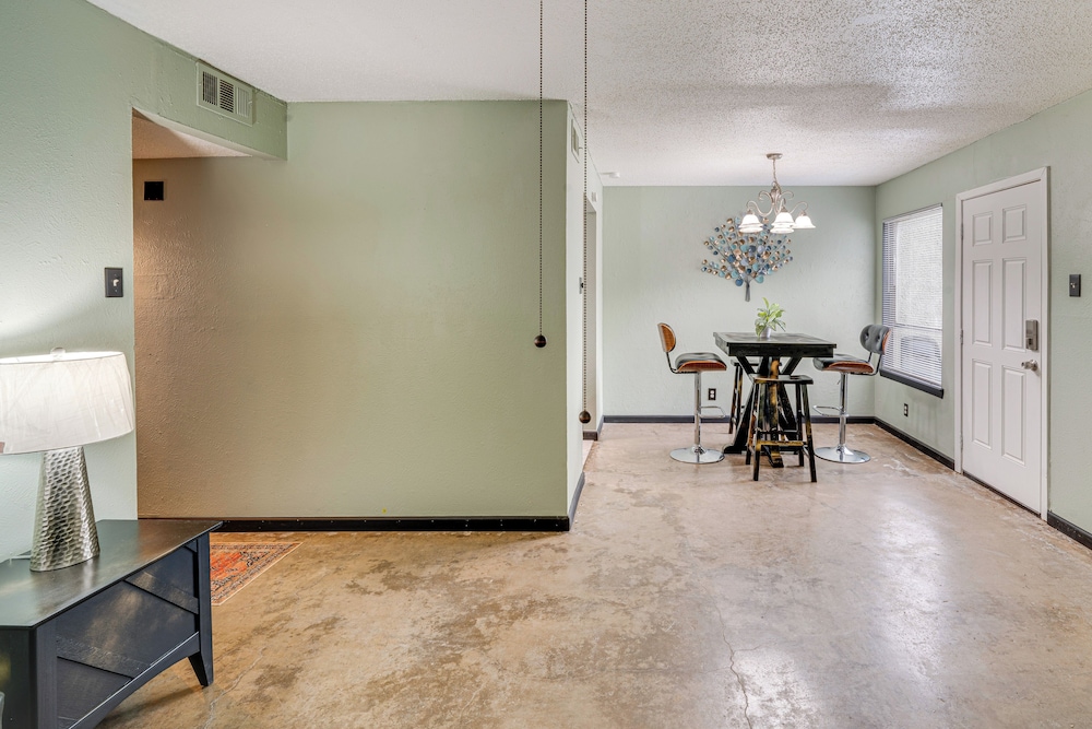 3 Mi to Dtwn Dallas: Condo w/ Walkable Location!
