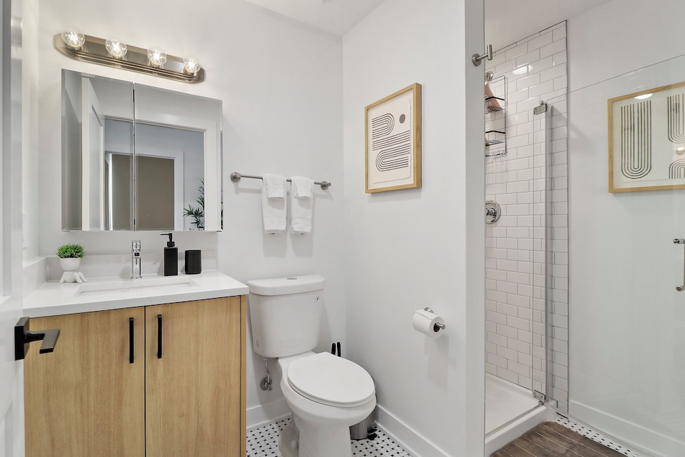 Stylish 4BR Stay - State rep