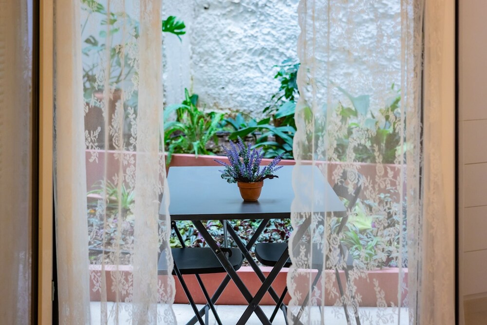 Quiet Apartment With a Garden at Exarcheia