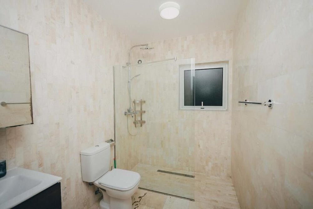 Luxury 3BR Alema Court-Airport Close