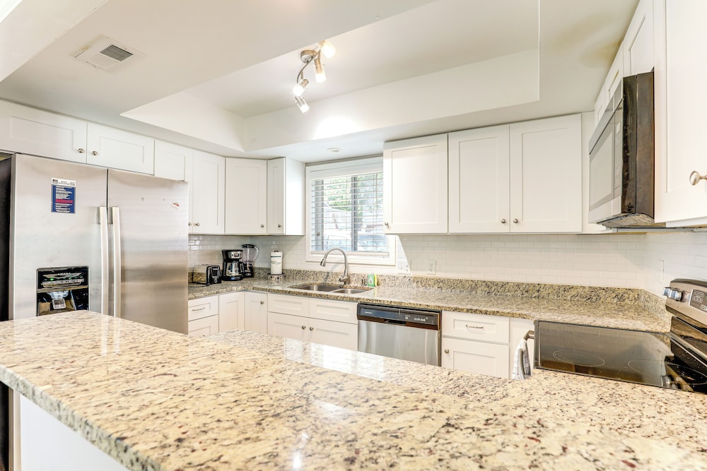 Walk to Ocean & Golf: North Myrtle Beach Home!
