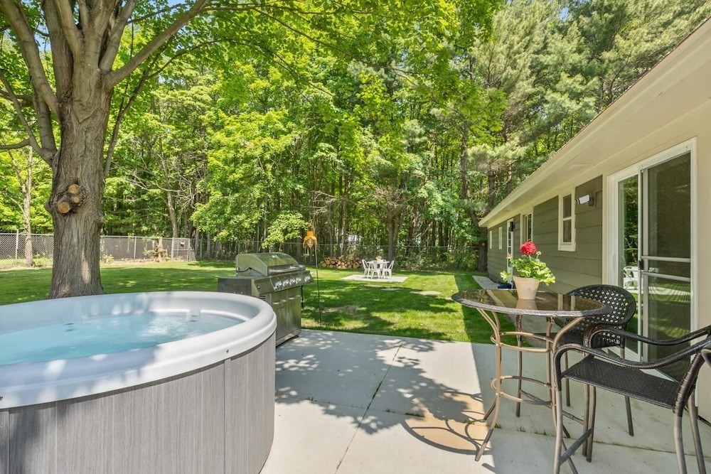 The Pines-pets,across From Ivy Center EC, Town!