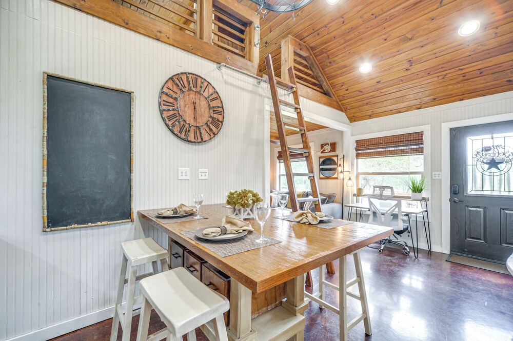 8 Mi to Dtwn Wimberley: Cabin Retreat on 5 Acres!