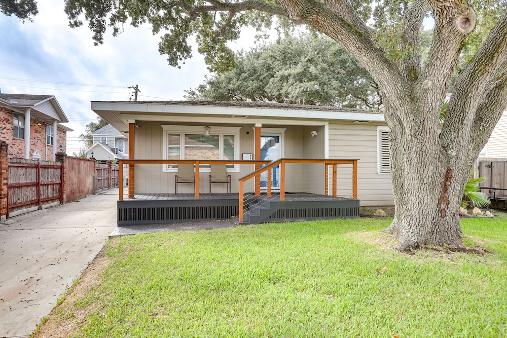 Near Beach & Attractions: Home in Galveston!