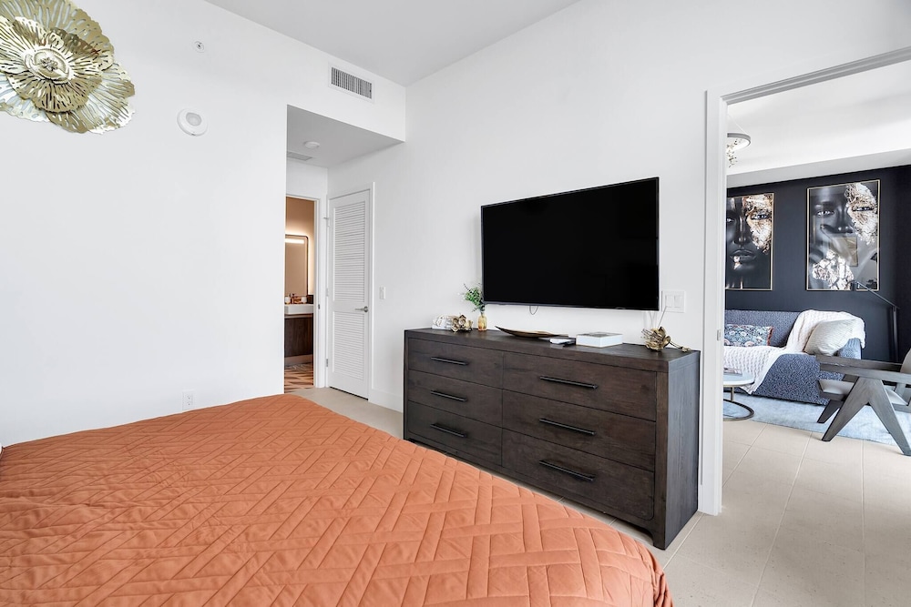 Penthouse 1BR Breathtaking City & Water Views