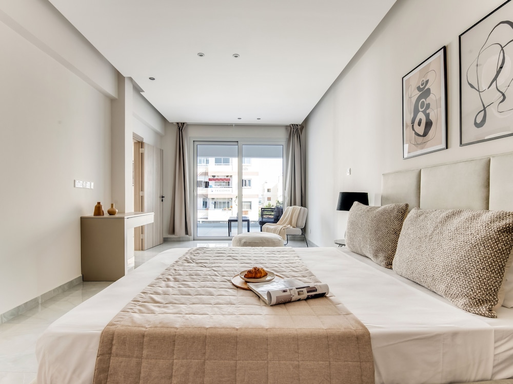 Sanders Crystal - Lovely  2-bdr Apt w Balcony view 5