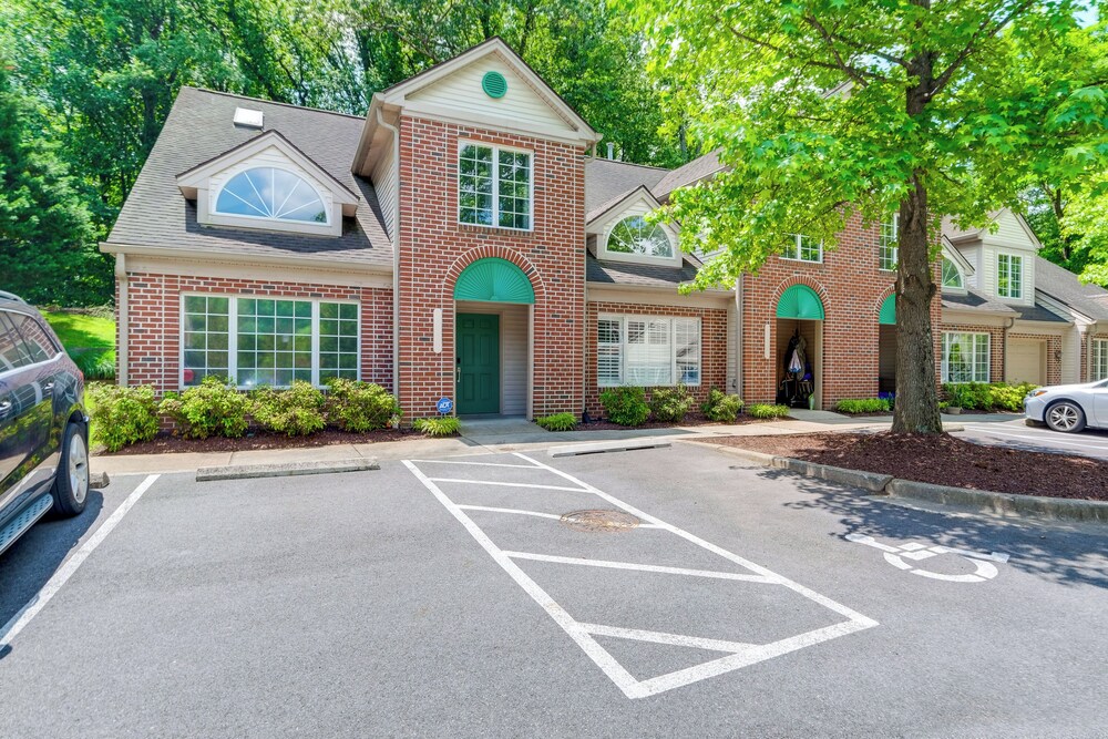 8 Mi to Dtwn Silver Spring: Convenient Condo