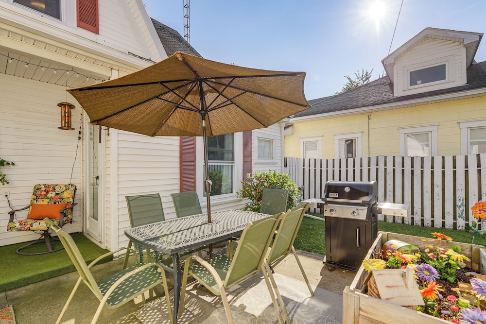 Walkable Group Getaway w/ Bikes in West Liberty!