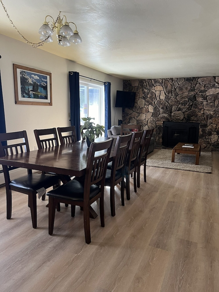 121m The Meadow Drive Home 5 Bedroom Home