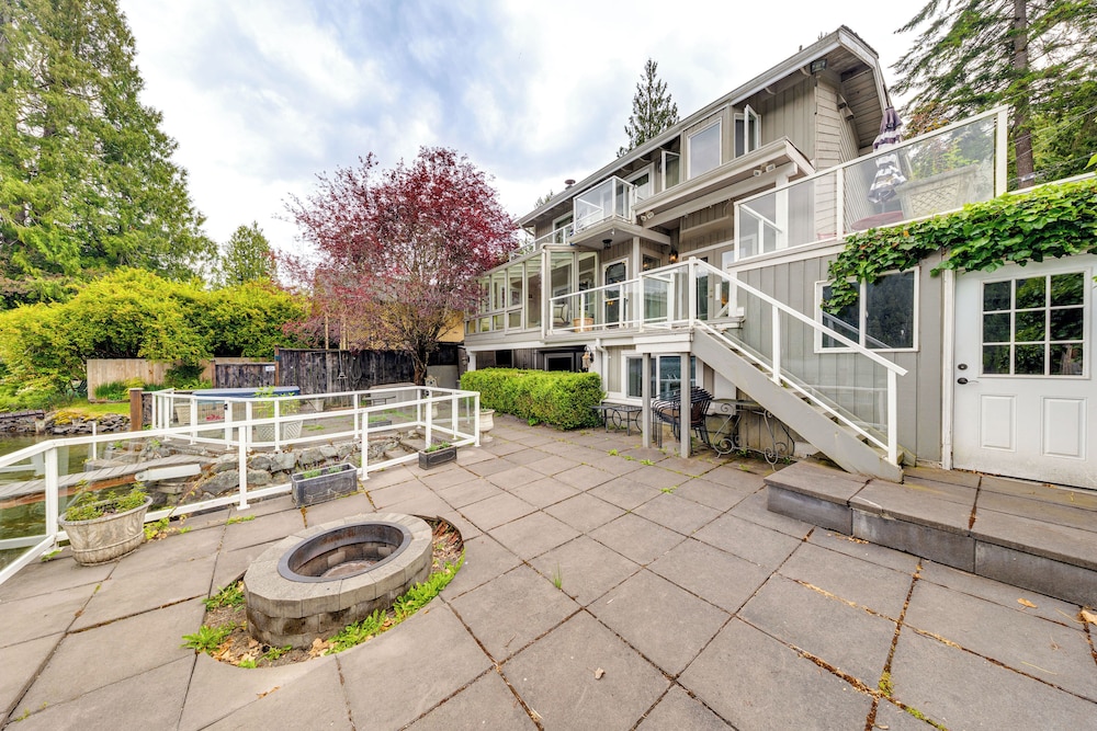 Waterfront Home on Lake Samish w/ Hot Tub & Dock!
