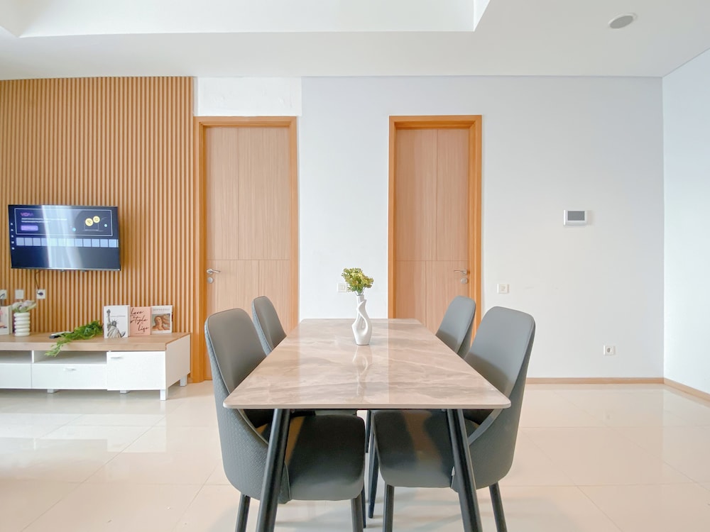 Modern Monochromatic 2Br Near Lrt Station At Apartment Samara Suites