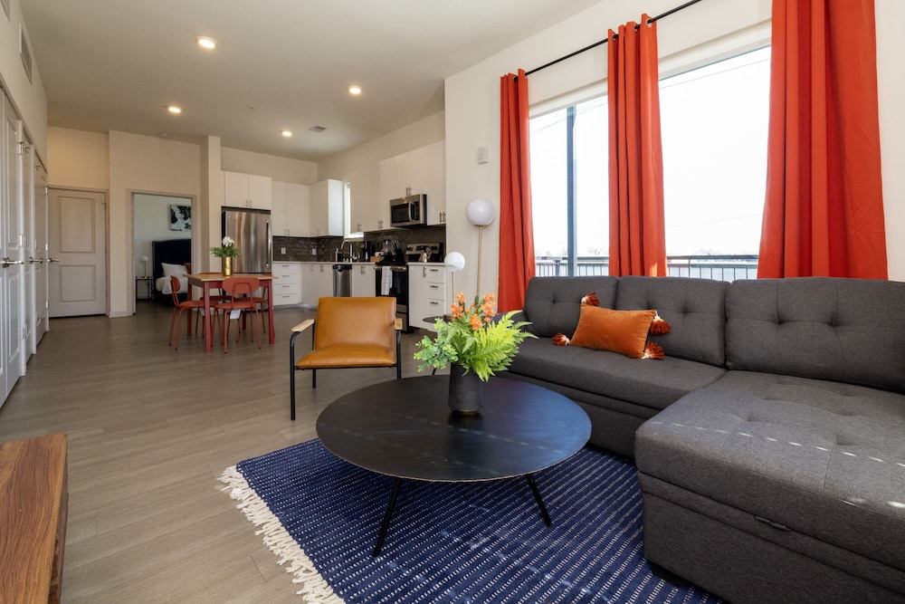 Louisville Vacations - TWO Stunning Nulu CozySuites - Property Image 14
