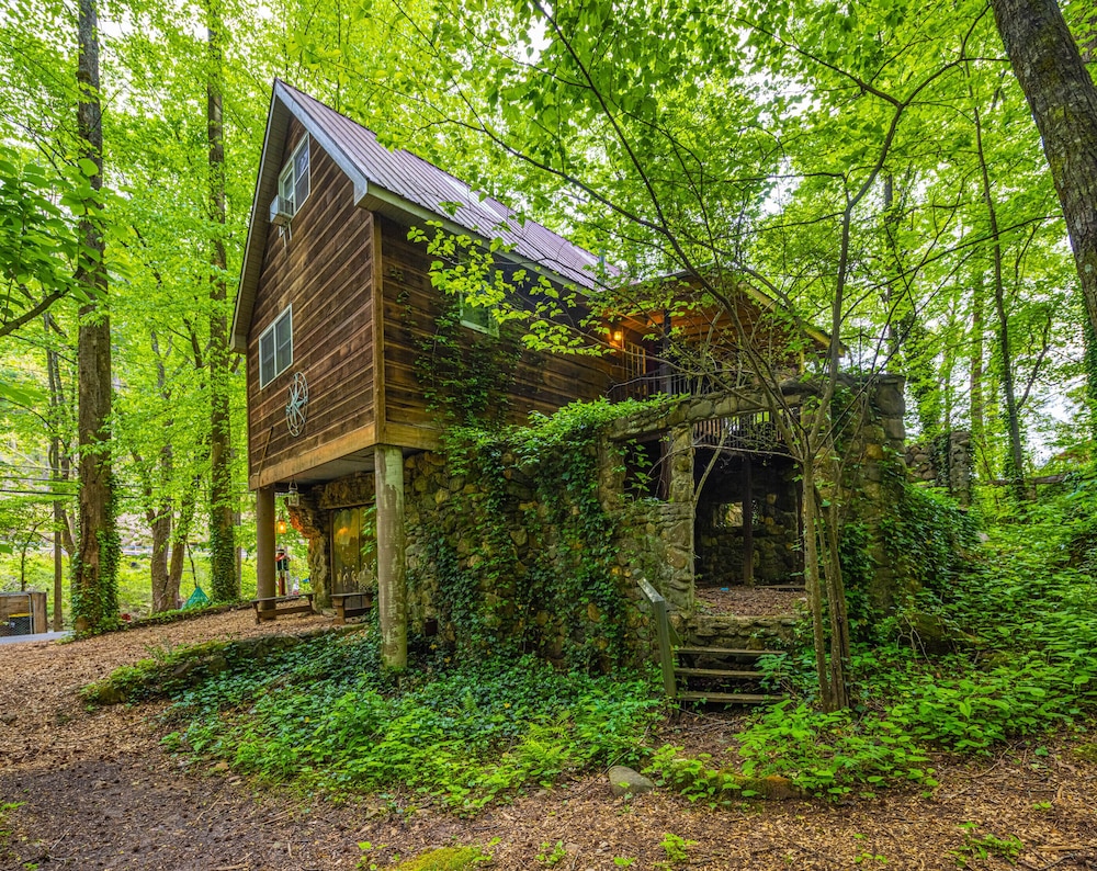 Bear Creek Lodge and Cabins in Helen Ga - Pet Friendly, River on Property, Walking Distance to downtown Helen