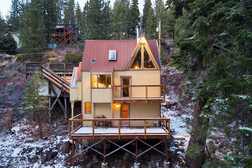 Sierra at Donner Lofted Cabin Minutes to Lake A-frame-inspired Design Deck