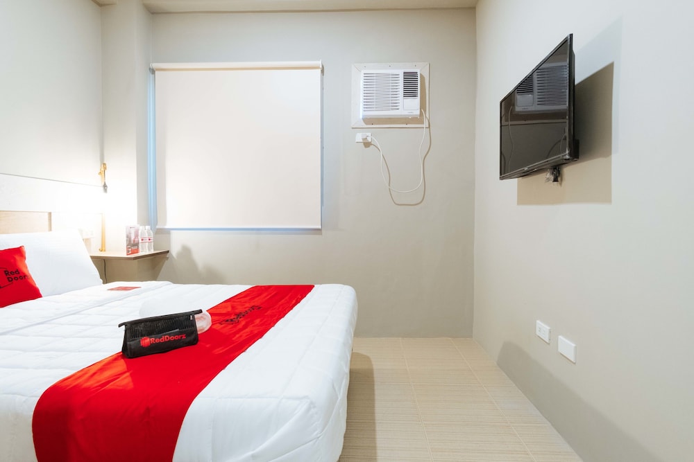 RedDoorz Plus near Osmena Highway 2 - Quarantine Hotel view 4