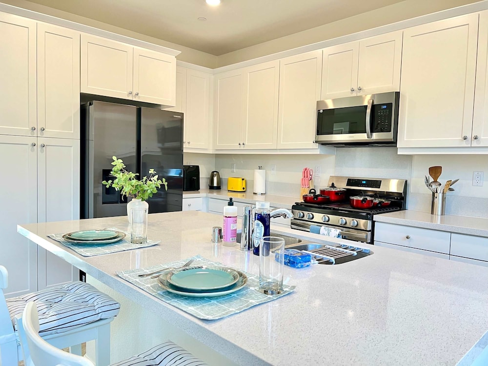 Sunny Stylish Near LA 4BR Home w Desks Lounge