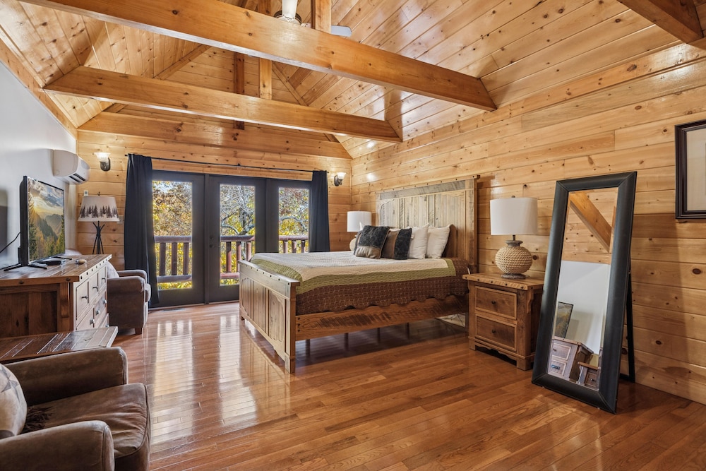 Pine Cone Cabin 4 Bedroom Cabin