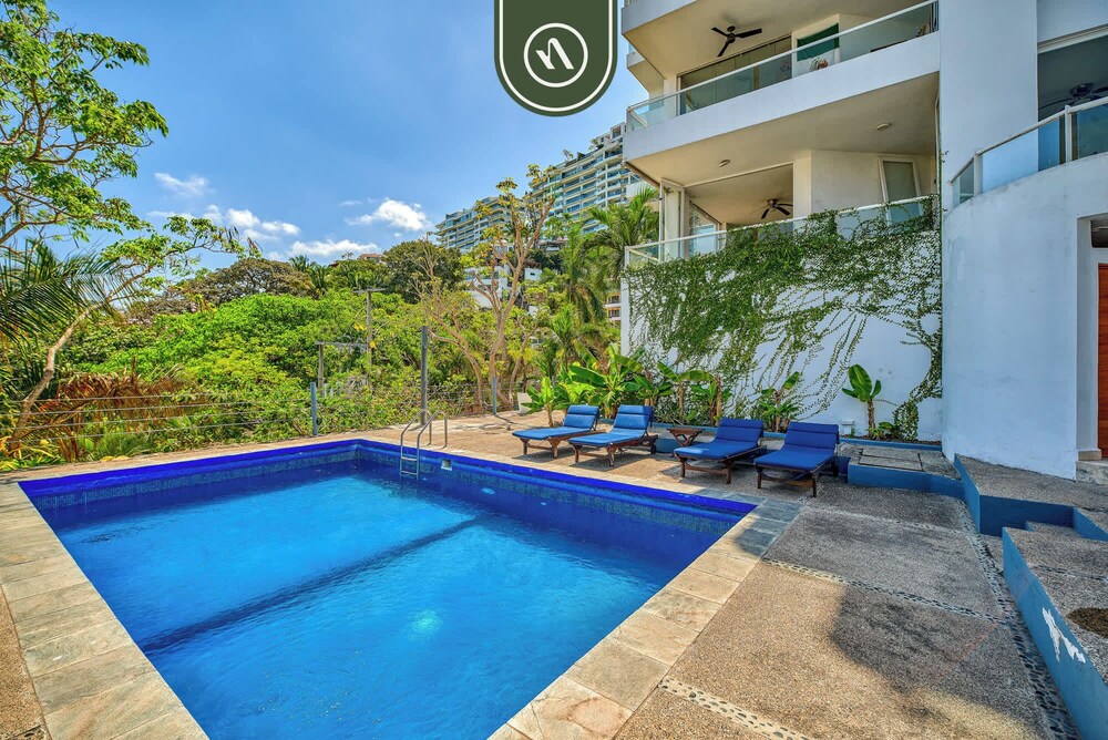 Corner 2 BR Condo - Spectacular Oceanview Sunsets