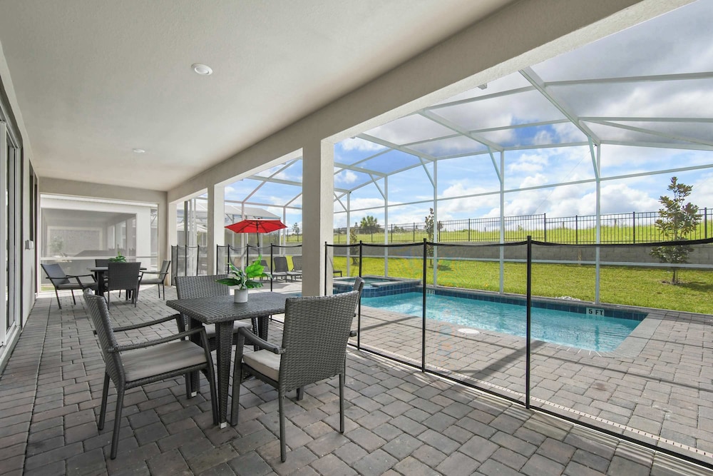 Luxury 10-bedroom Villa in Champions Gate Resort