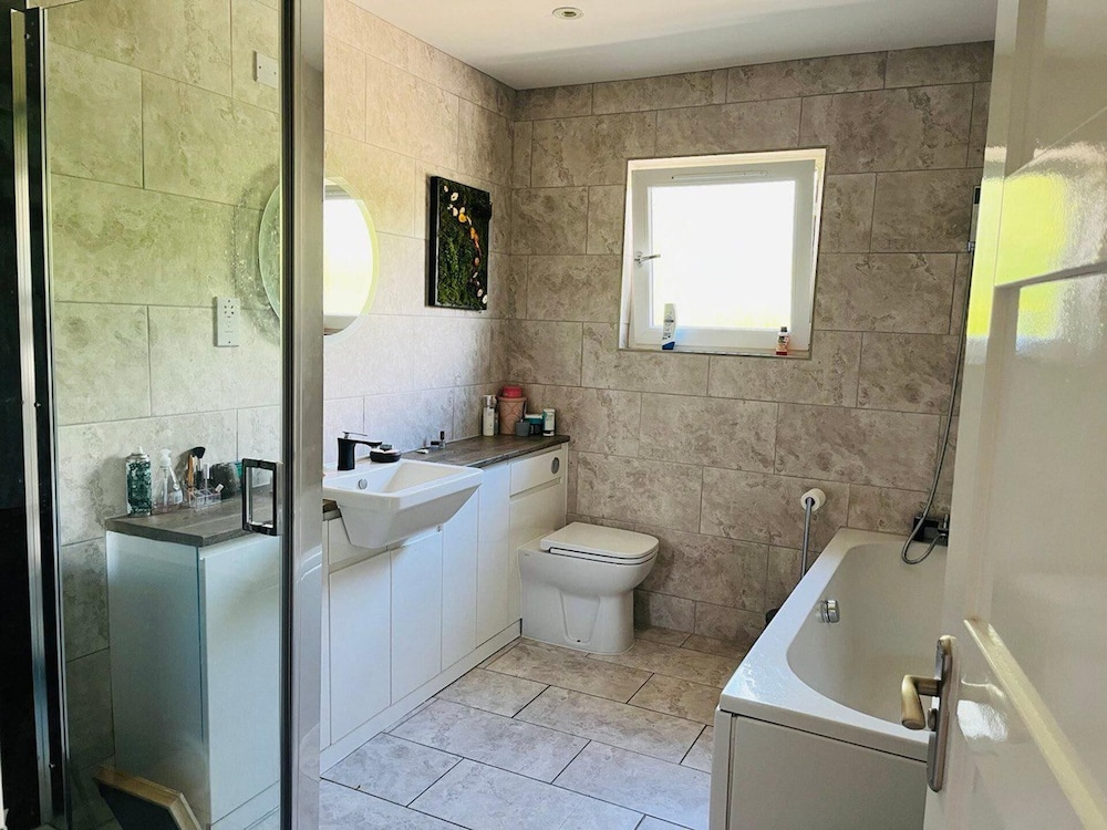 4-bed Seaside Dream House - Sleeps 8 & Parking