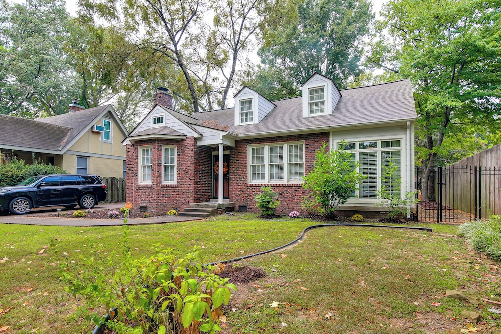 2 Mi to Memphis Zoo: Charming Home w/ Private Yard